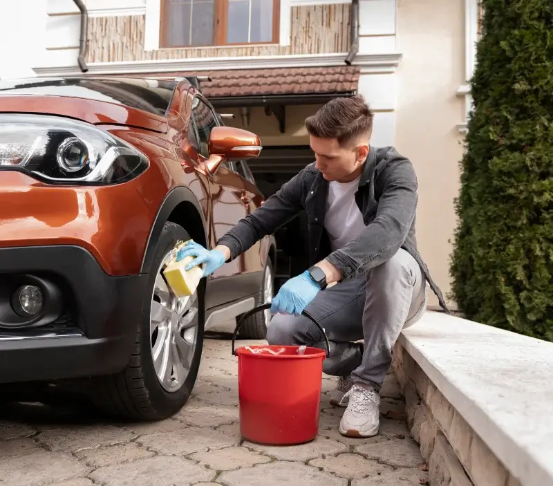 Lavage auto à domicile Saint-Jacques-de-Thouars : professionnel intervenant sur un véhicule